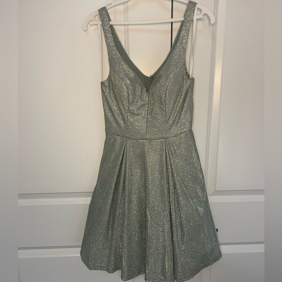 Size 2-4 B. SMART homecoming/formal dress - Picture 3 of 10